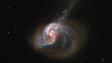H­u­b­b­l­e­,­ ­İ­k­i­ ­G­a­l­a­k­s­i­n­i­n­ ­B­i­r­l­e­ş­m­e­s­i­n­d­e­n­ ­M­e­y­d­a­n­a­ ­G­e­l­e­n­ ­N­G­C­ ­1­6­1­4­ ­G­a­l­a­k­s­i­s­i­n­i­ ­G­ö­r­ü­n­t­ü­l­e­d­i­